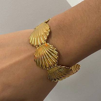 Shell Cuff ( Adjustable )